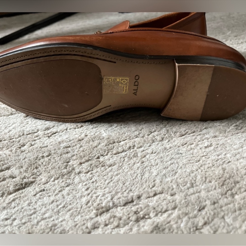 Aldo Sleek Tan color Loafers with chain detail Sz 10 - Picture 5 of 9